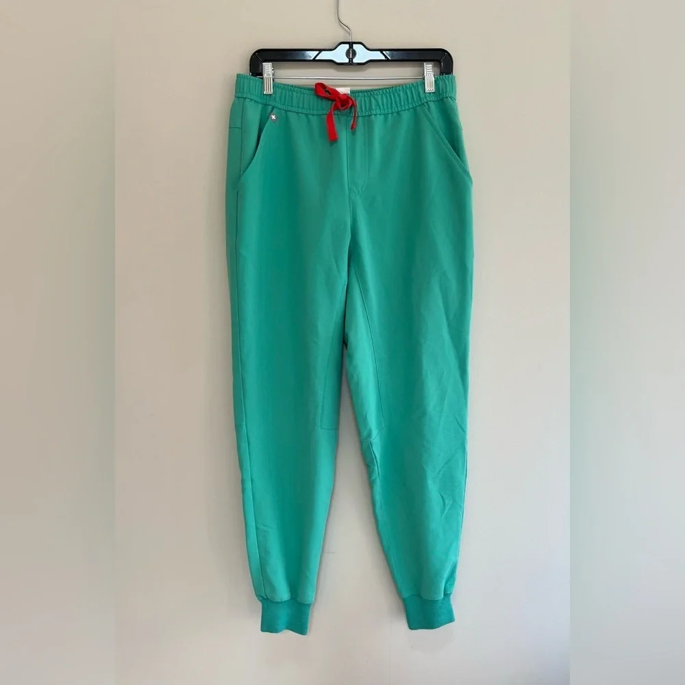 FIGS Men’s Tansen Jogger Scrub Pants in Surgical Green, size M